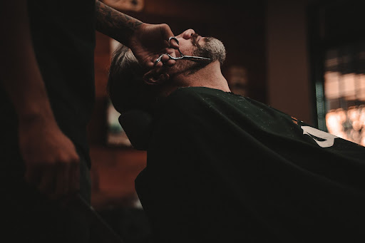 How to Enjoy Unique Barber Experiences While on the Road